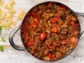 Sugo con melanzane e pomodorini in padella, pronto per condire la pasta.