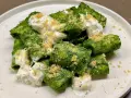 Paccheri conditi con un vibrante pesto di cavolo nero, arricchiti da ricotta cremosa e una spolverata di pangrattato croccante.