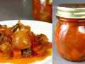 Un delizioso antipasto piemontese ricetta originale: verdure miste sott'olio, servito su un piatto bianco e in un barattolo di vetro.