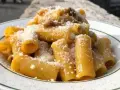 Rigatoni cremosi, un assaggio della vera carbonara ricetta originale romana Sora Lella, con guanciale croccante e pecorino romano.