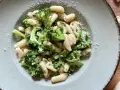 Cavatelli con broccoli e acciughe, un classico su come condirli. Spolverata di parmigiano.