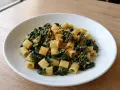 Piatto di pasta con cavolo nero e acciughe, condita con pangrattato croccante.