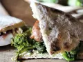 Torta al testo ripiena di salsiccia e verdure, un sapore autentico.