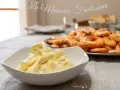 Una ciotola di maionese fatta in casa, perfetta per accompagnare gamberi e pane. Una maionese ricetta facile e veloce.