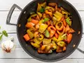 Peperoni in padella, colorati e succosi, cotti con aglio e menta. Un contorno saporito e facile da preparare.