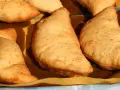 Panzerotti di melanzane dorati e fragranti, pronti per essere gustati.