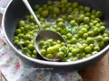 Piselli freschi in padella, conditi con erbe aromatiche e un filo d'olio. Un contorno semplice e gustoso.