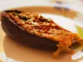 Melanzane ripiene calabresi, un piatto saporito con un ripieno dorato e filante, pronto per essere gustato.