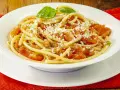 Un piatto invitante di pasta alla carrettiera, con pomodoro fresco, basilico e formaggio grattugiato.