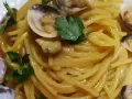 Spaghetti alle vongole cremosi come al ristorante, un piatto invitante con vongole fresche e prezzemolo.