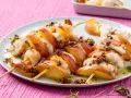 Spiedini per aperitivo veloci con pesche succose e bocconcini di pesce bianco, conditi con erbe aromatiche e olio.