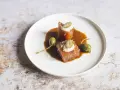 Cubetti di tonno vitellato con salsa bruna, capperi e una quenelle di maionese.
