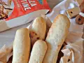 Deliziosi filoncini di pane, dorati e fragranti, pronti per essere gustati.