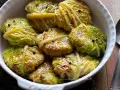 Verza ripiena in teglia, condita con olio e pepe nero. Un piatto confortante e saporito, pronto per essere gustato.