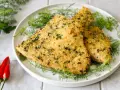 Due filetti dorati di pesce spada alla palermitana, croccanti e profumati, adagiati su un letto di finocchietto fresco.