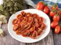 Pomodorini confit in friggitrice ad aria, conditi con erbe aromatiche e aglio. Un contorno saporito e facile da preparare.