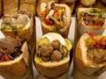 Sei cuzzetielli napoletani, pane farcito con polpette, verdure e salsiccia. Un'esplosione di sapori!
