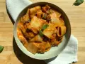 Un piatto di pasta alla siciliana con rigatoni, melanzane e una salsa cremosa al pomodoro, guarnito con basilico fresco.