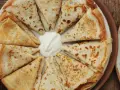 Crespelle piegate a spicchi, con al centro una generosa cucchiaiata di panna acida. Un'idea su crespelle come farcirle per un pasto delizioso.