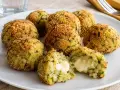 Polpette di zucchine in friggitrice ad aria, croccanti fuori e morbide dentro, con un cuore filante di formaggio.