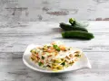 Lasagna estiva con zucchine e gamberetti, un piatto leggero e saporito, perfetto per le giornate calde.