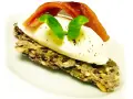Crostini con burrata cremosa, alici del Cantabrico e basilico fresco. Un boccone di puro piacere.