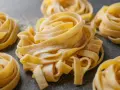 Nidi di pasta fresca, pronti per una deliziosa pasta fresca ricetta.