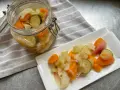 Giardiniera fatta in casa: carote, sedano, cipolle e cetrioli sottaceto in un barattolo e su un piatto. Ricetta facile e gustosa.