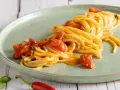 Spaghetti al sugo di pomodoro e peperoncino, un classico della scarpariello ricetta.