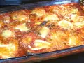 Un invitante pasticcio di melanzane appena sfornato, con strati dorati di formaggio fuso e salsa rossa.