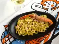 Tagliatelle con scampi e un cremoso pesto di pistacchio, un piatto che sa di mare e Sicilia.