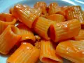 Un primo piatto invitante: rigatoni conditi con un sugo rosso cremoso, un'autentica pasta alla carcerata.