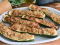 Zucchine ripiene velocissime, dorate e gratinate, pronte per essere gustate. Un piatto semplice e saporito.