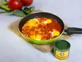 Uova in padella con sugo di pomodoro, un'idea per una frico ricetta veloce e gustosa.