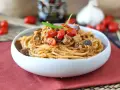Spaghetti al tonno ricetta della nonna: un piatto gustoso con melanzane, pomodorini e basilico.