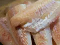 Tranci di palombo freschi e succulenti, pronti per essere cucinati. La carne bianca e rosata promette un sapore delicato.
