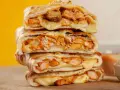 Scacce ragusane impilate, con ripieno di pollo e formaggio filante, un vero piacere per il palato.