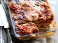 Lasagna alla bolognese appena sfornata, con strati dorati e ripieno succulento, pronta per essere gustata.