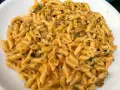 Un piatto invitante di penne ai 7 peccati, condite con una salsa cremosa e erbe aromatiche. Un vero peccato non assaggiarle!