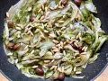 Scarola in padella con olive e pinoli, un contorno saporito e leggero.
