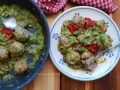 Polpette di zucchine in padella, gustose e leggere, servite con pomodorini e basilico fresco.