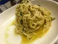Spaghetti aglio olio e peperoncino cremosi, un piatto semplice ma ricco di sapore, con un filo d'olio che invita al primo assaggio.