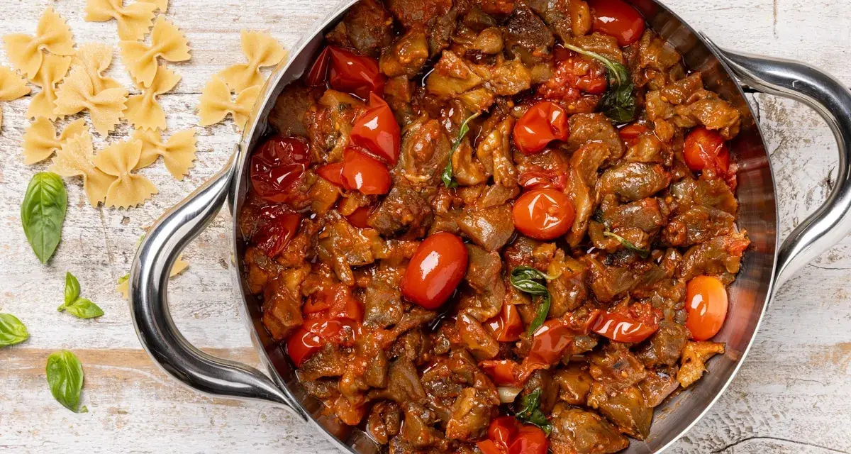 Sugo con melanzane e pomodorini in padella, pronto per condire la pasta.