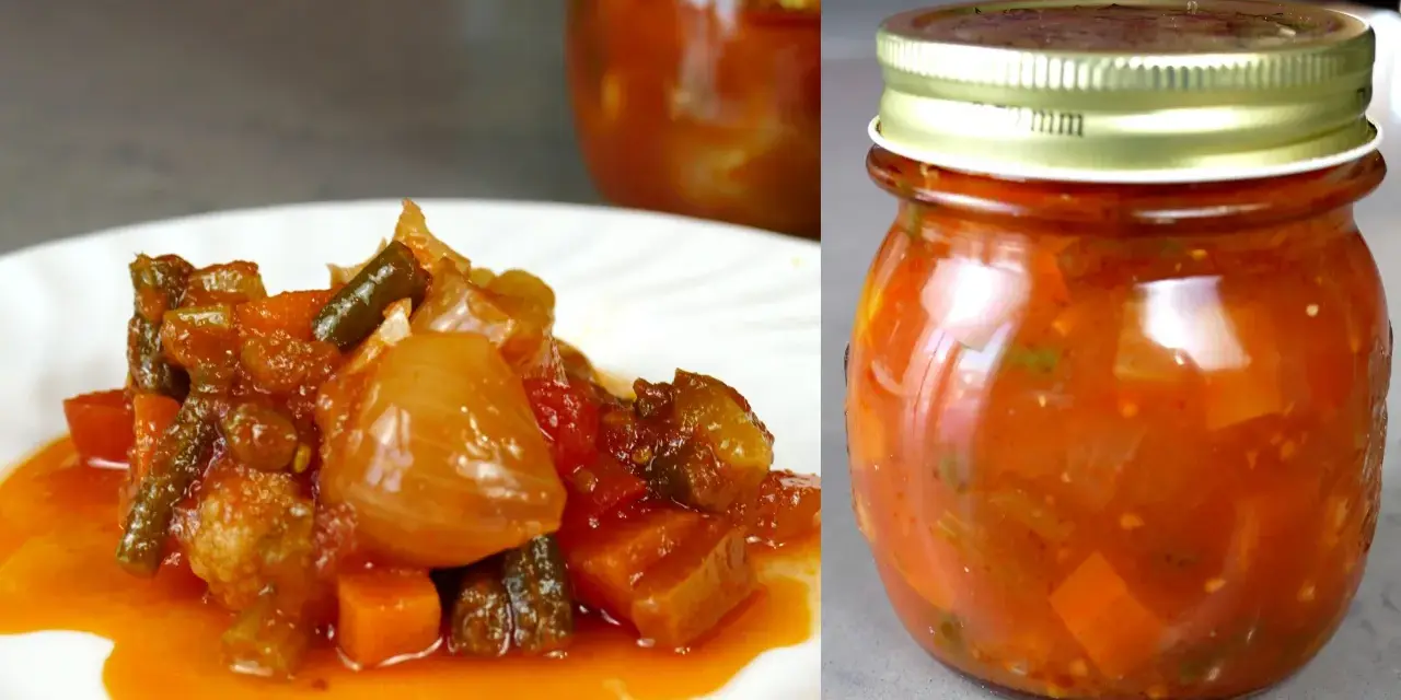 Un delizioso antipasto piemontese ricetta originale: verdure miste sott'olio, servito su un piatto bianco e in un barattolo di vetro.