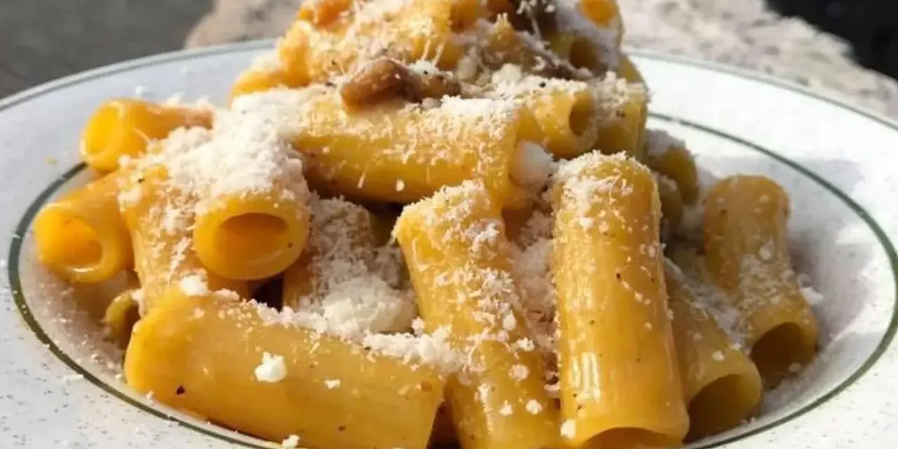 Rigatoni cremosi, un assaggio della vera carbonara ricetta originale romana Sora Lella, con guanciale croccante e pecorino romano.
