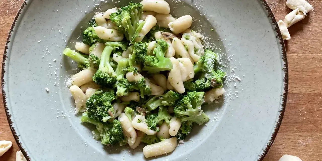 Cavatelli con broccoli e acciughe, un classico su come condirli. Spolverata di parmigiano.