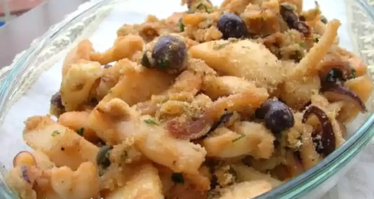 Deliziosi seppie gratinate al forno, croccanti e saporite, con olive nere e prezzemolo.