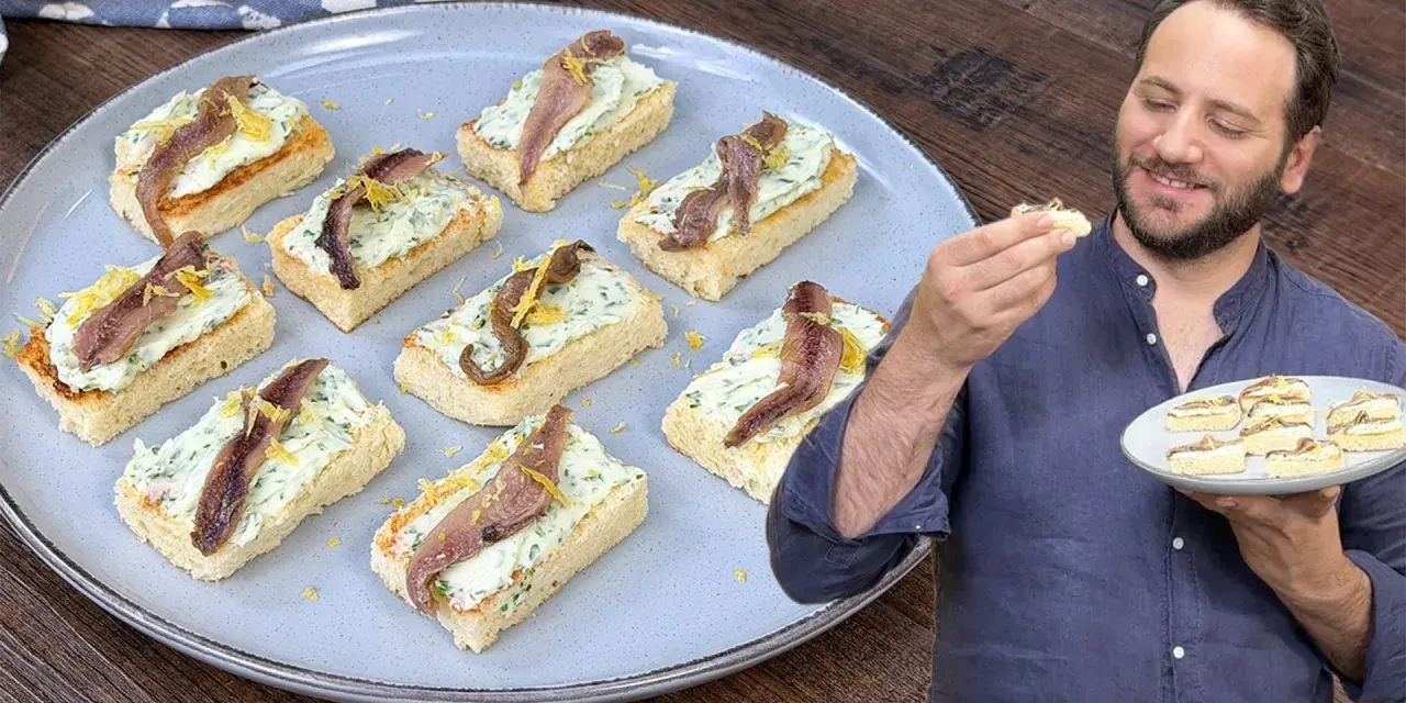 Deliziosi crostini con acciughe e robiola, guarniti con scorza di limone, pronti per essere gustati.