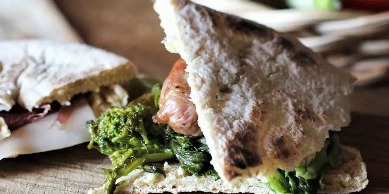 Torta al testo ripiena di salsiccia e verdure, un sapore autentico.