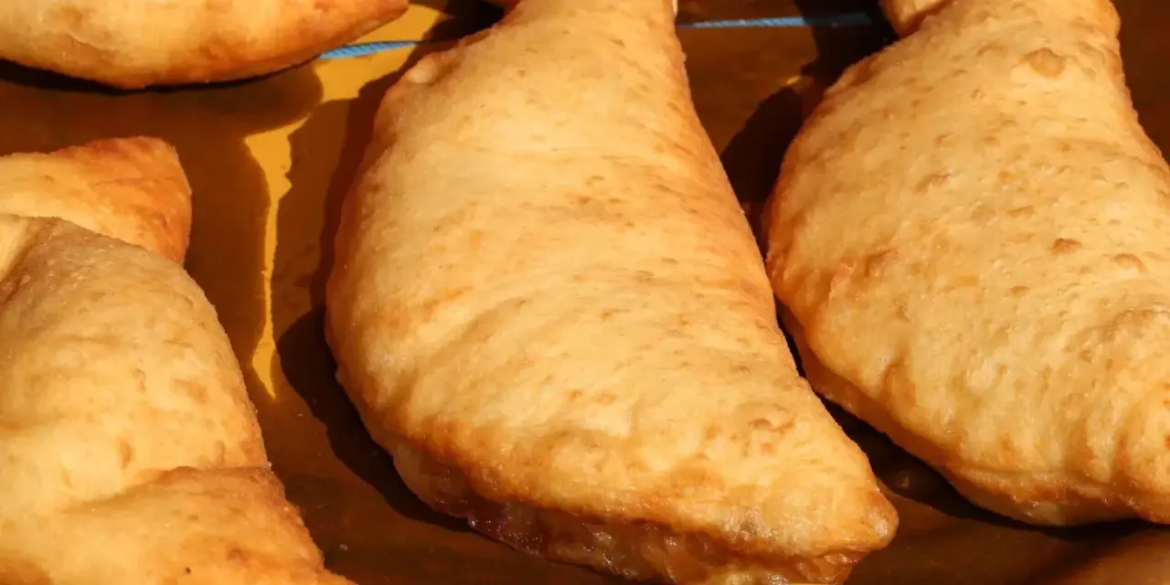 Panzerotti di melanzane dorati e fragranti, pronti per essere gustati.